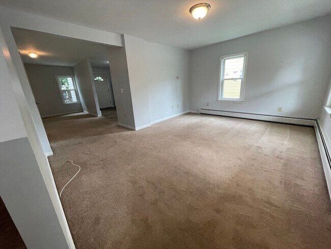 Building Photo - Spacious, two-story 3-bedroom apartment in Adams!