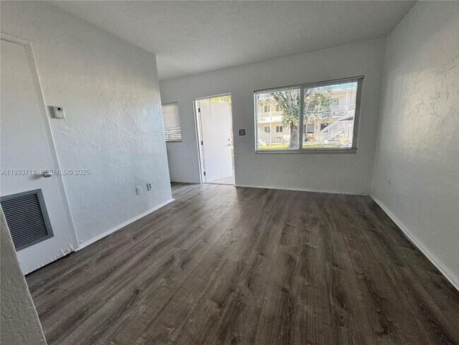 Building Photo - 251 Hibiscus Dr