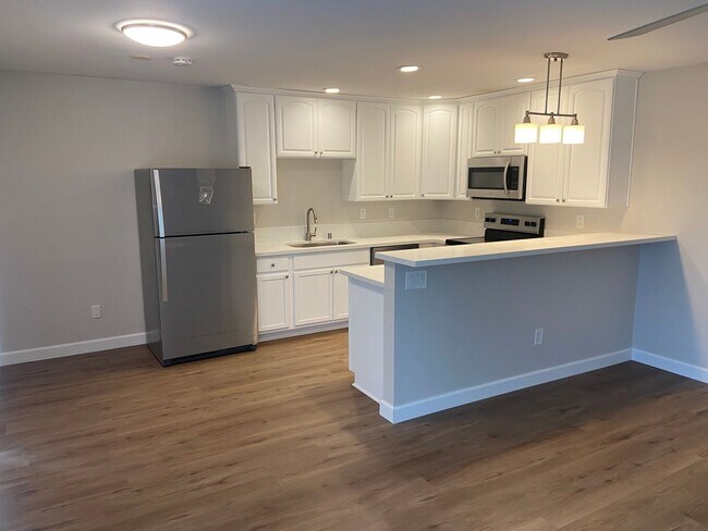 Building Photo - 3 Bed, 2 Bath First Floor Condo in Central...