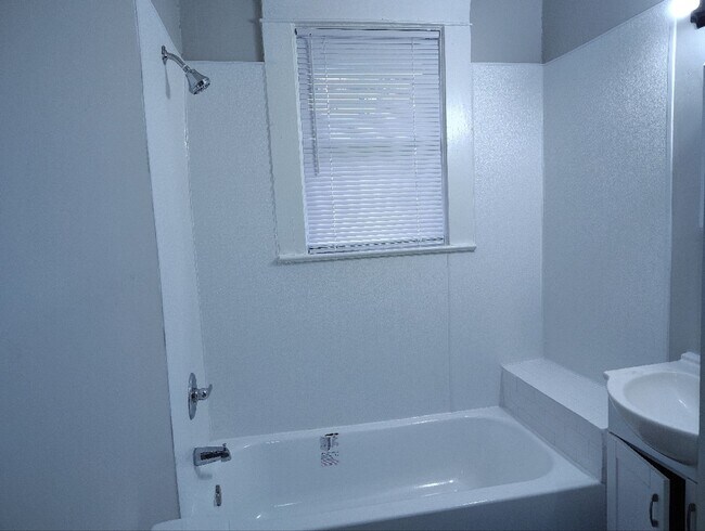 Building Photo - Move-in Special! 1/2 off first month's rent!