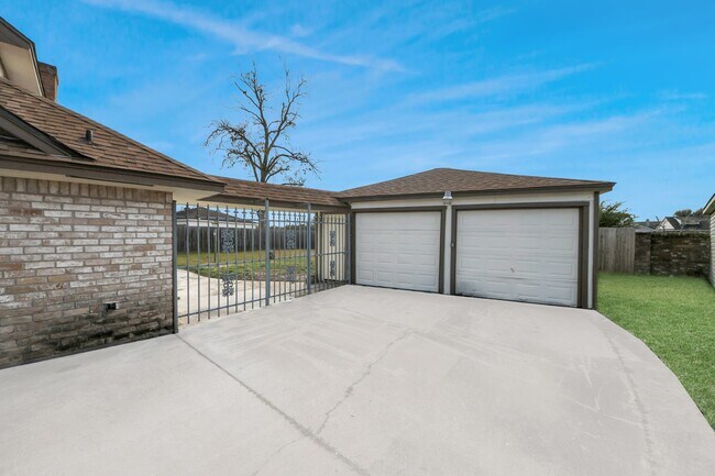 Building Photo - 15423 Ridingwood Dr