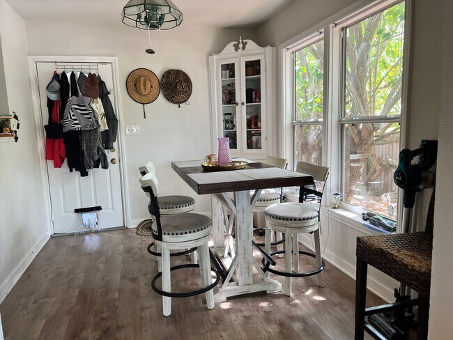 Building Photo - Gulfport charm 3/1 1 car garage