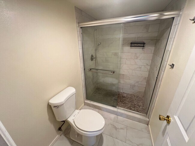 Building Photo - Spacious 2 bedroom 2nd floor unit