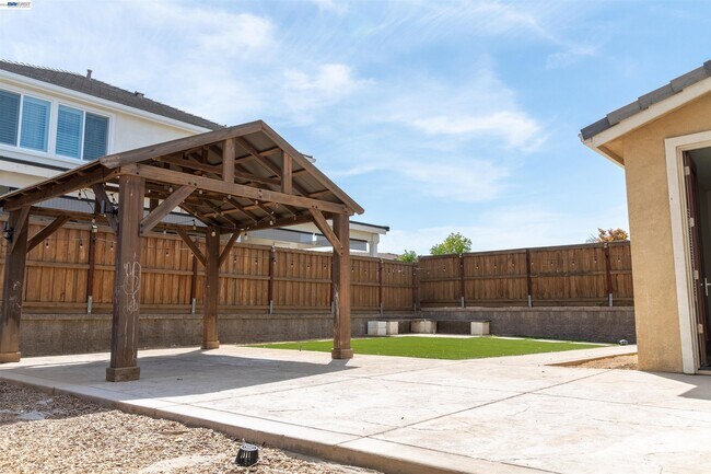 Building Photo - 21236 Grapevine Dr