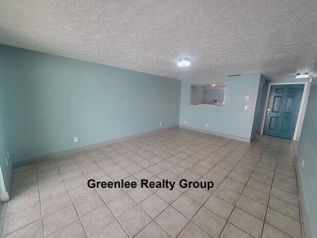 Building Photo - Updated 1 Bed/1 Bath Apt - Water/Sewer/Trash Included in Rent - Private Fenced-in Back Patio - Ti...