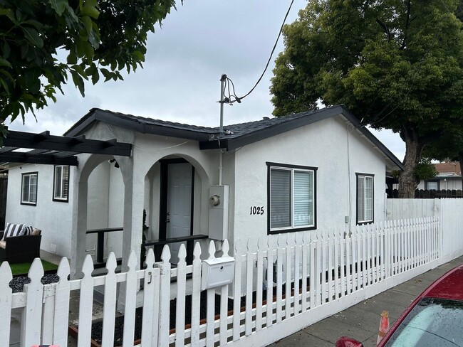 Building Photo - Stunning 4-bedroom, 2-bathroom home