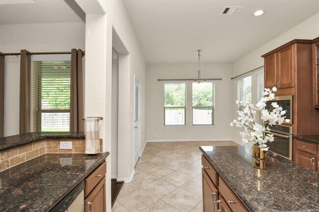Building Photo - 1122 Boxwood Dr