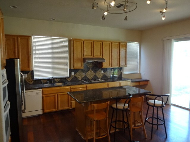 Building Photo - NICE SINGLE STORY HOME WITH 3 BEDROOMS, 2 ...