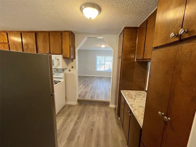 Building Photo - 3 BR/2BA | Single Family Home | Covered Patio | Additional Living room!