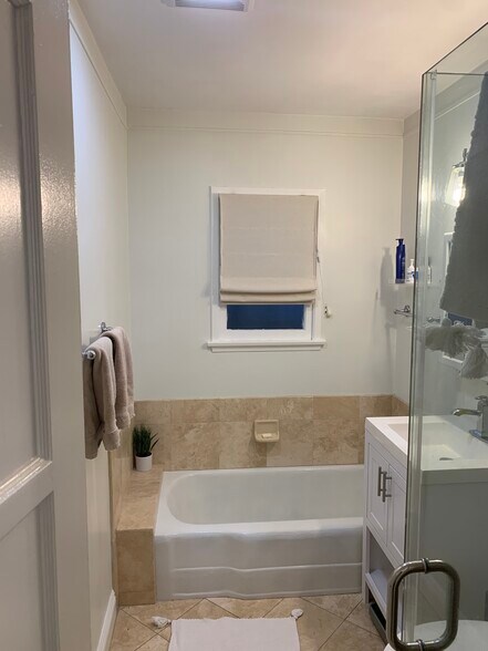 Bathroom - 11425 Cashmere St
