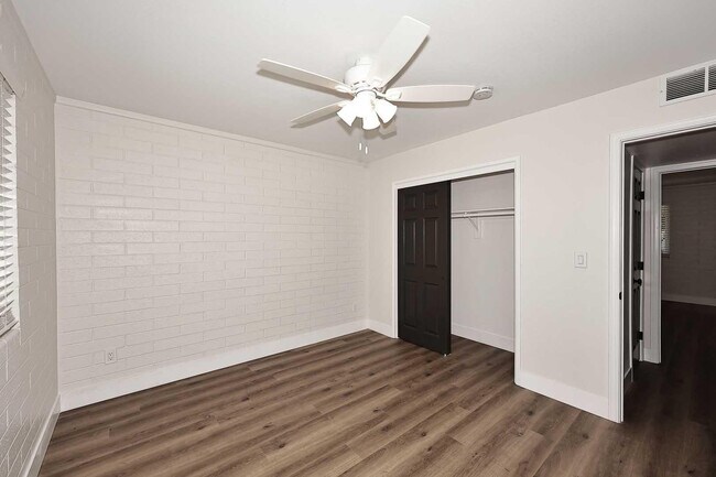 Building Photo - 10537 W La Jolla Dr
