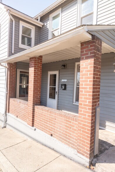 Building Photo - 1005 Railroad St