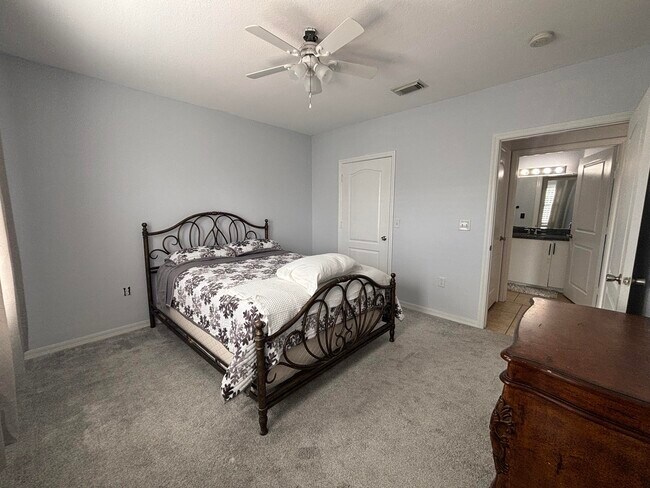 Building Photo - 122 SW Peacock Blvd