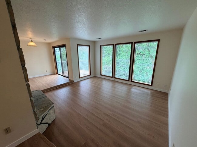 Building Photo - Brand New Flooring and Paint Upper Level Duplex