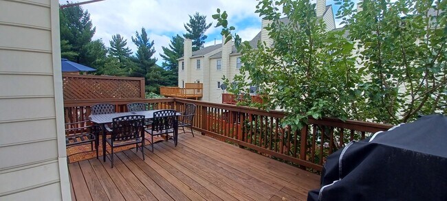 Building Photo - Luxurious And Spacious 3 Bed 2 Bath Brick ...