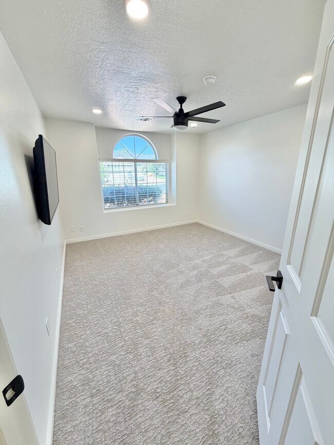 Building Photo - Beautiful Bloomington Area Home