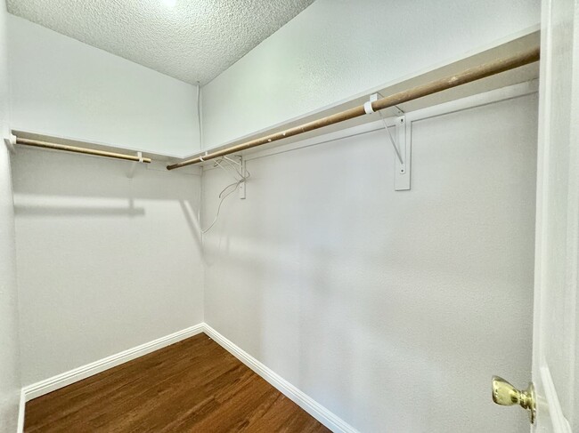 Building Photo - 6151 Meadow Vista Ln