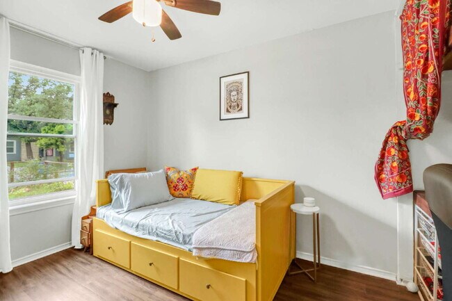 Building Photo - "Charming 3-Bed, 2-Bath Oasis on West Mistletoe Avenue – Spacious 1140 Sq Ft in San Antonio!"