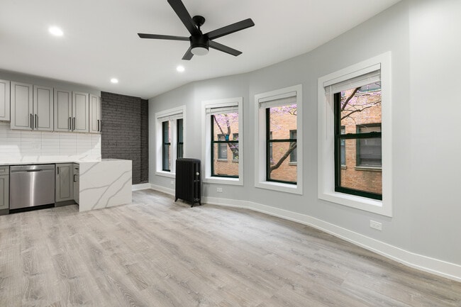 Building Photo - 7738 N Eastlake Terrace