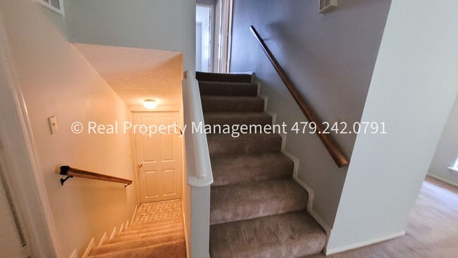 Building Photo - 106 Oak St