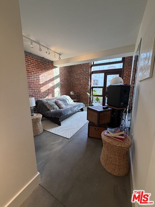 Building Photo - 940 E 2nd St