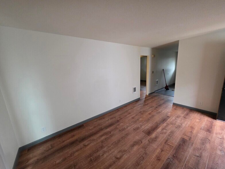 Building Photo - 354 Catron St N