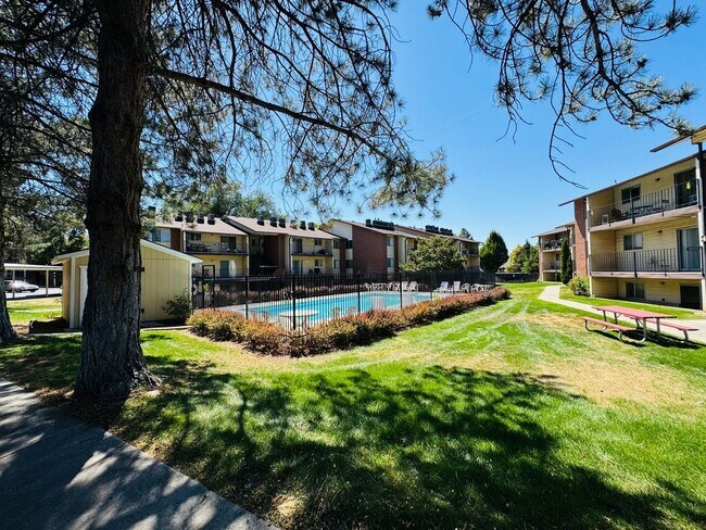 Building Photo - **Move in Special 1/2 off First month!** Cozy 2Bed/2Bath Apartment in Millcreek