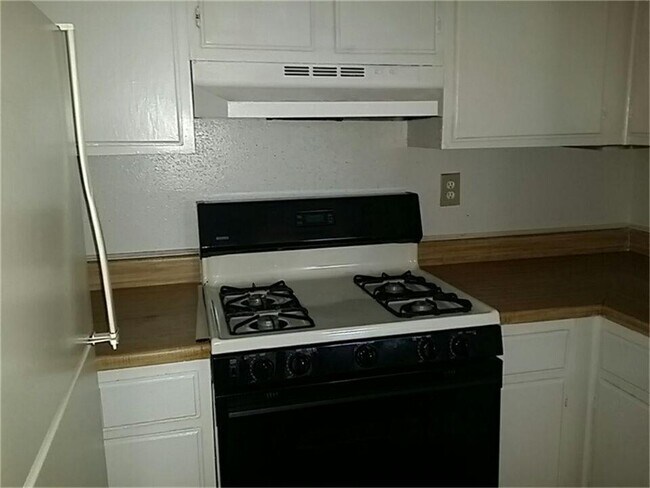 Building Photo - 3 bedroom, 2 bath Duplex to Make Home
