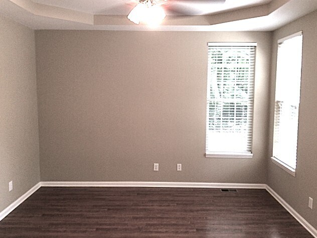 Building Photo - 8001 Lakeshore Dr