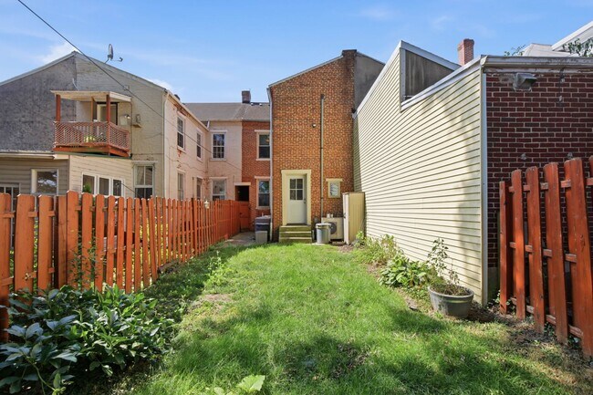 Building Photo - Beautiful 3BR 1.5 Townhouse in North East Lancaster City!