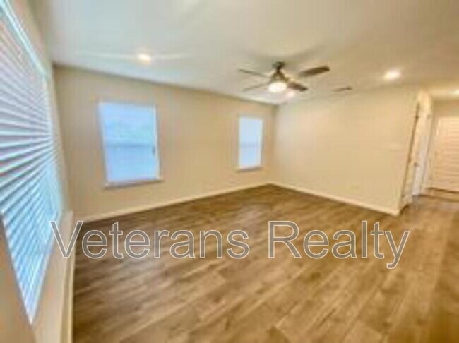 Building Photo - 8 Periwinkle Ln