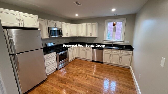 Building Photo - 15 Dix St