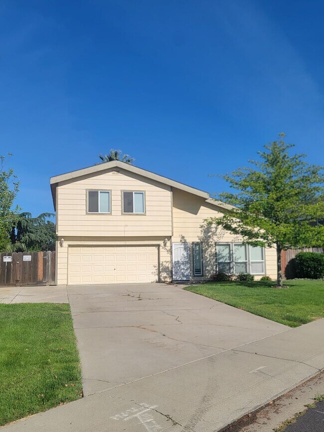 Building Photo - 3 Bed / 2 Bath Home with Pool, RV Parking & Private Balcony