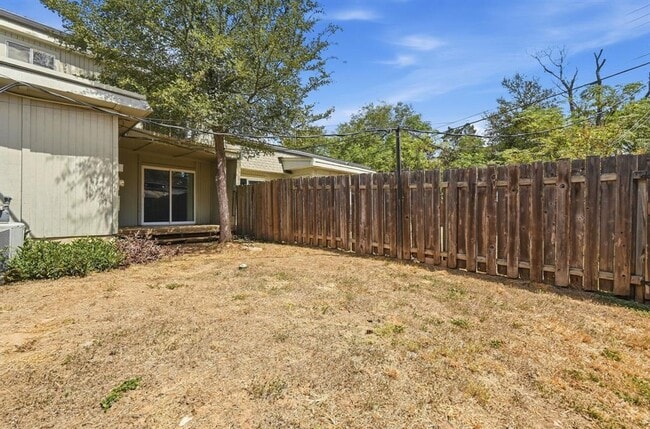 Building Photo - 807 Castle Ridge Rd