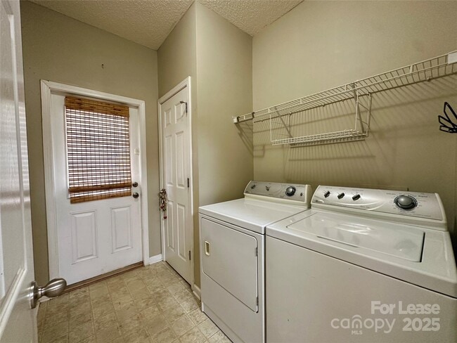 Building Photo - 3331 Robinwood Rd