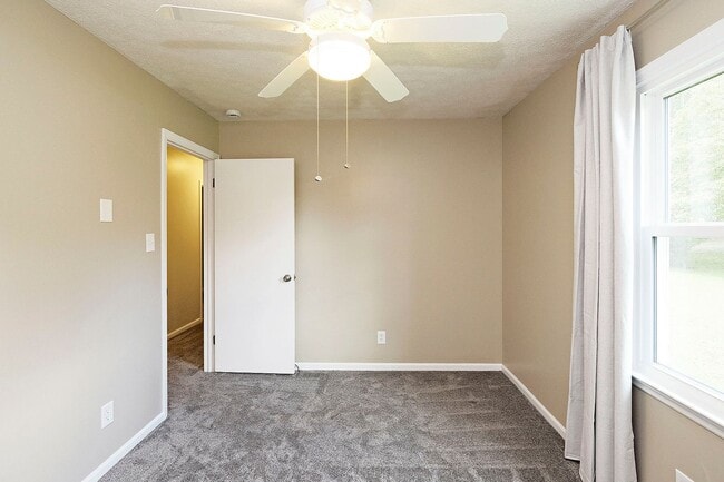 Building Photo - Move-in Ready One Level Home Walkable to C...