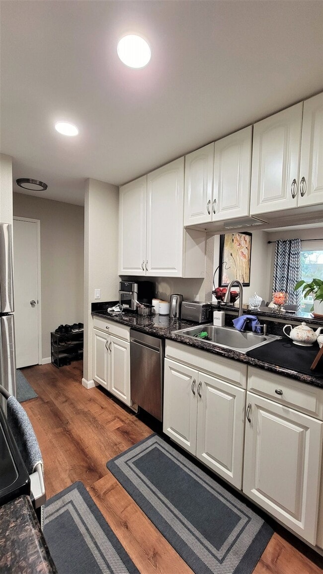 Building Photo - 680 Dartmore Ln