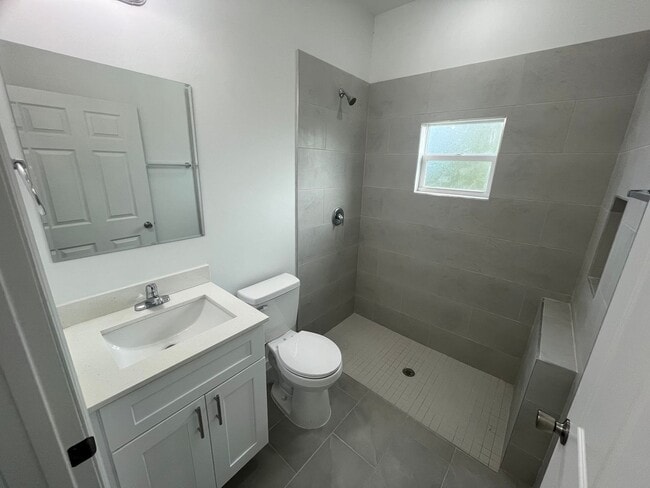 Building Photo - Bright & Modern 2 Bed-1 Bath Pet-Friendly Home in Desirable Lehigh Acres!