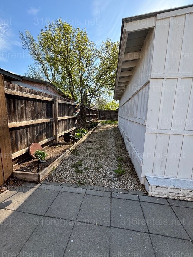 Building Photo - 3 bed 1 1/2 bath house available Now!!