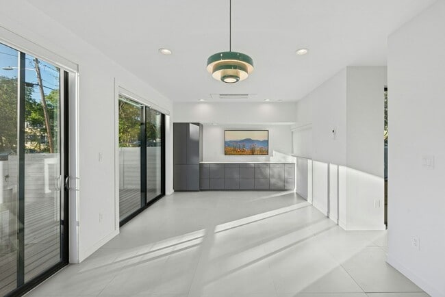 Building Photo - Three 3X3 stand alone townhomes in West Campus!