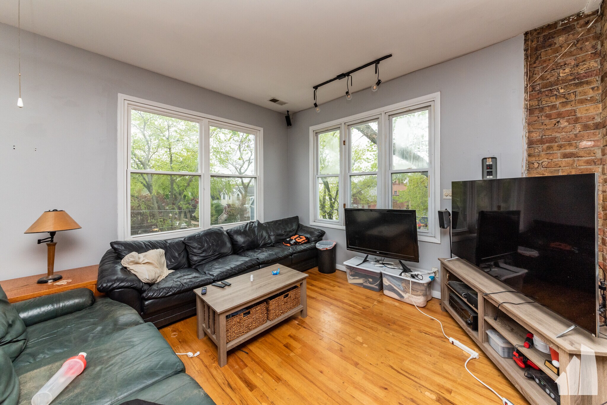 Building Photo - 2057 W Roscoe St