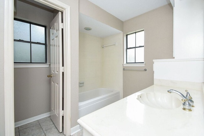 Building Photo - 127 Rush Haven Dr