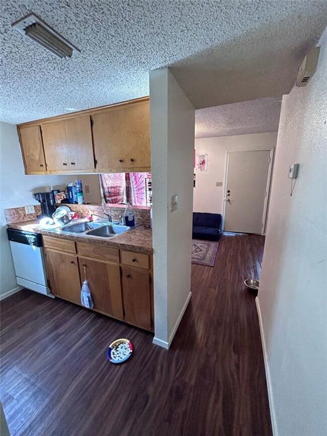 Building Photo - West Campus 1 Bed 1 Bath