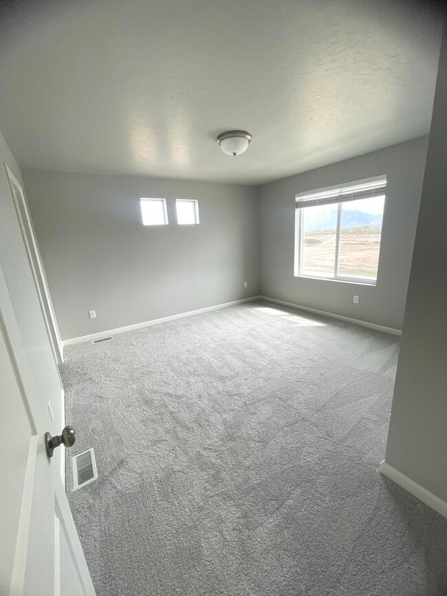 Building Photo - New 4 Bedroom Townhome