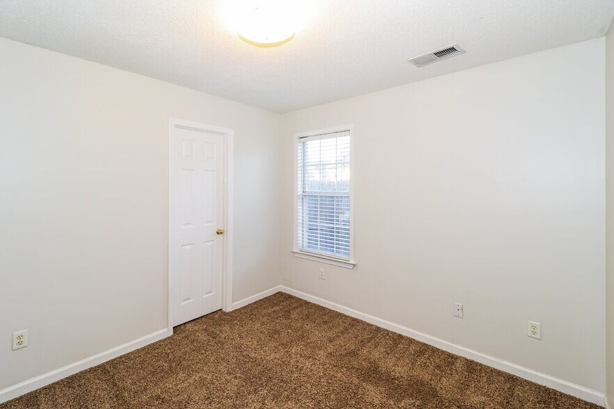 Building Photo - 10279 Green Moss Dr S