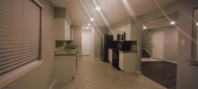 Building Photo - 6207 Woodvale Dr