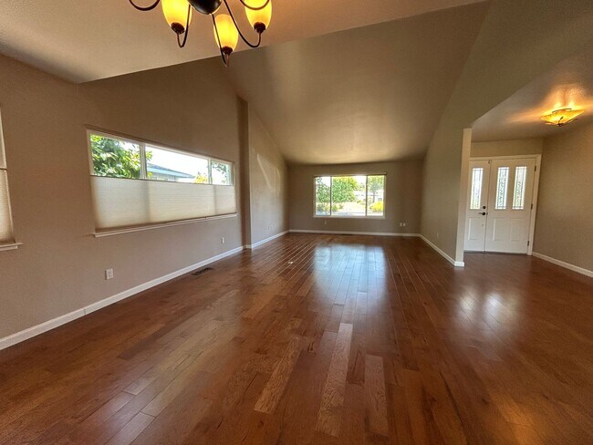 Building Photo - 329 Oak Leaf Cir