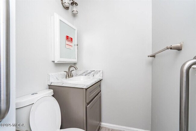 Building Photo - 4075 Meadowbrook Dr