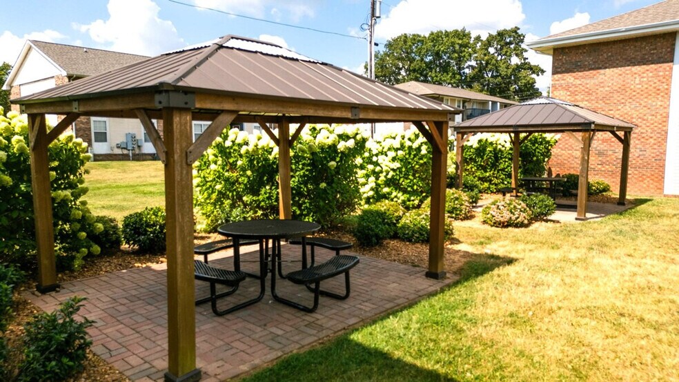 Building Photo - 253 White Oak Rd