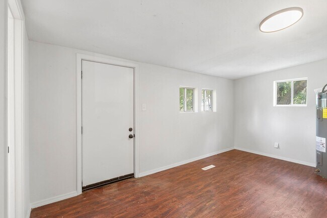 Building Photo - 3 bedroom | 2 bathroom | PETS WELCOME!
